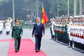 马来西亚国防部长对越南进行正式访问