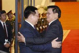 越南国会主席王廷惠会见老挝人民革命党中央总书记、国家主席通伦