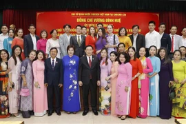 国会主席王廷惠会见旅居老挝越南人代表