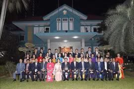 越南国会主席王廷惠会见越南驻泰大使馆官员和工作人员
