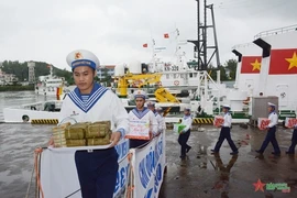 为昆果岛和李山岛军民送去六吨年货