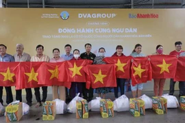 向靠长沙谋生的渔民赠送3000面国旗