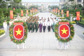 越南实现国家统一48周年：胡志明市领导敬香缅怀革命先烈