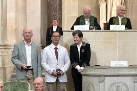 两名越南科研人员荣获法国科学院奖章
