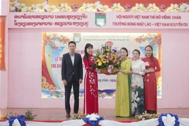 阮攸越老双语学校举行教师见面会 庆祝越南教师节
