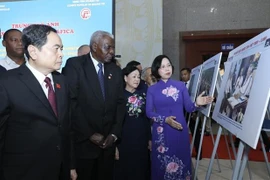“越古情谊源远流长”图片展在广治省电影文化中心开展