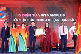 越通社Vietnamplus新闻网荣获国家主席授予一等劳动勋章