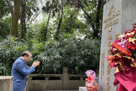 越南驻中国广州总领事馆代表团祭拜范鸿泰烈士