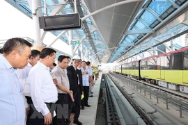 越南政府总理范明政视察河内城铁项目呠-河内火车站路段施工现场
