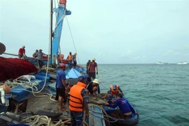 越南海军军种129号海团积极协助在长沙群岛海域遇险的渔船