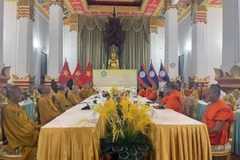 加强越南与老挝佛教之间的关系