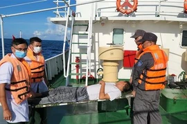 越南渔检及时救助一名在海上从事捕捞作业的发病渔民