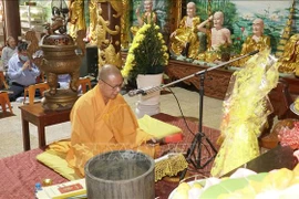 旅外越南人缅怀在鬼鹿角礁上牺牲的64名战士