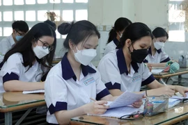 今日胡志明市初高中各年级学生重返校园