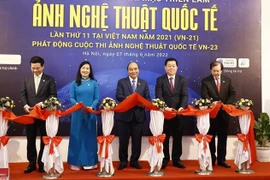 越南国家主席阮春福出席2021年第11届越南国际艺术摄影展