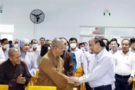 第十五届国会第四次会议召开之前国家主席在胡志明市展开与选民接触活动