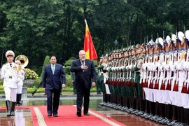 越南政府总理范明政举行仪式欢迎古巴总理曼努埃尔•马雷罗•克鲁斯访越