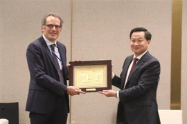 政府副总理黎明慨会见IFC亚太地区副总裁阿方索·加西亚-莫拉