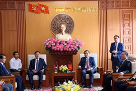 老挝沙湾拿吉省代表团访问越南广南省