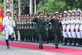 老挝人民军总参谋长坎良•奥萨宋对越南进行正式访问