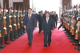 越南国会主席王廷惠会见老挝政府总理潘坎·维帕万