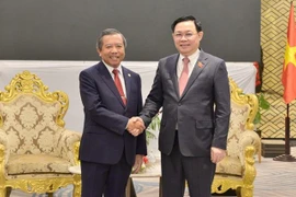 越南国会主席王廷惠会见老挝技术和通信部部长兼老越友好协会主席