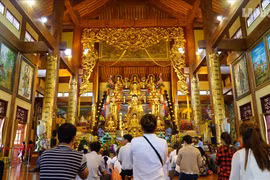 年初逛寺庙烧香拜佛——越南人的传统习俗