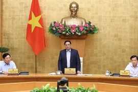 政府总理范明政主持召开政府四月份例行会议