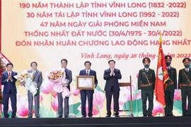国会主席王廷惠出席龙湖营成立290周年、永隆省成立190周年、永隆省重设30周年庆典