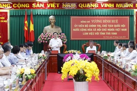 国会主席王廷惠与茶荣省委常委会举行工作会谈
