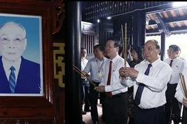 越南党和国家领导人上香缅怀国务委员会主席武志公