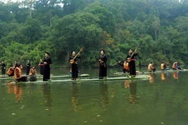 赴宣光省体验“在挪罗湖上划竹筏、听天曲”的乐趣