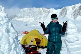 首位问鼎珠穆朗玛峰的越南女性登山者继续她的旅程 