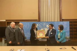 越共中央书记处书记、中央宣教部部长阮仲义访问瑞士