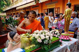 越南祖国阵线中央委员会主席向高棉族同胞致新年贺信