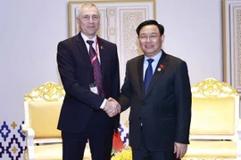 越南国会主席王廷惠会见各国议会领导人