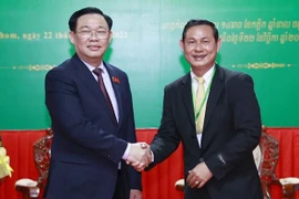 越南国会主席王廷惠访问柬埔寨磅同省