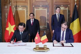 越南政府总理范明政与比利时首相德克罗举行会谈