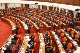 越共十三大五中全会第四个工作日