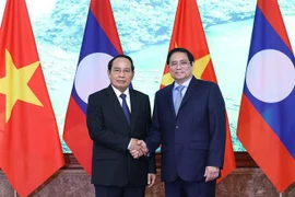 越南政府总理范明政会见老挝人民革命党中央书记处常务书记、国家副主席本通•吉马尼
