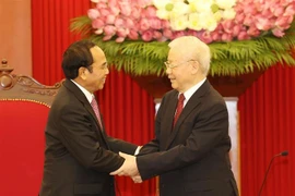 越共中央总书记阮富仲会见老挝人民革命党中央书记处常务书记、国家副主席本通•吉马尼