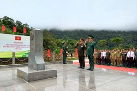 越老建交60周年：两国边防部队举行友好交流活动