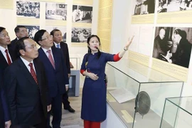 “越老伟大友谊特殊团结”资料图片实物展开幕
