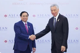 越南政府总理范明政会见新加坡总理李显龙
