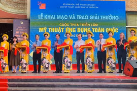 越南全国美术应用展：传统与新技术齐头并进