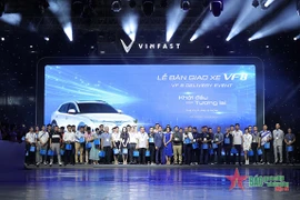 Vinfast首批100辆电动汽车VF8正式向客户交付