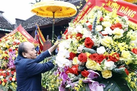 国家主席阮春福在乂安省上香缅怀前辈们