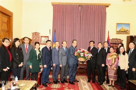  越老建交60周年：越南驻俄罗斯大使馆代表团赴老挝大使馆祝贺国庆