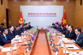 越南与老挝分享民运工作经验