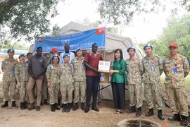 越南绿色贝雷帽医生为南苏丹人民免费诊病送药